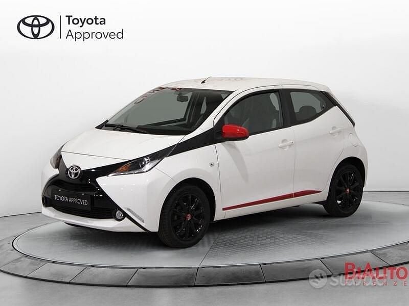 Bianco Usata 2016 Toyota Aygo X-play Due volumi | 7900 € (Buon prezzo) - Immagine 1/3