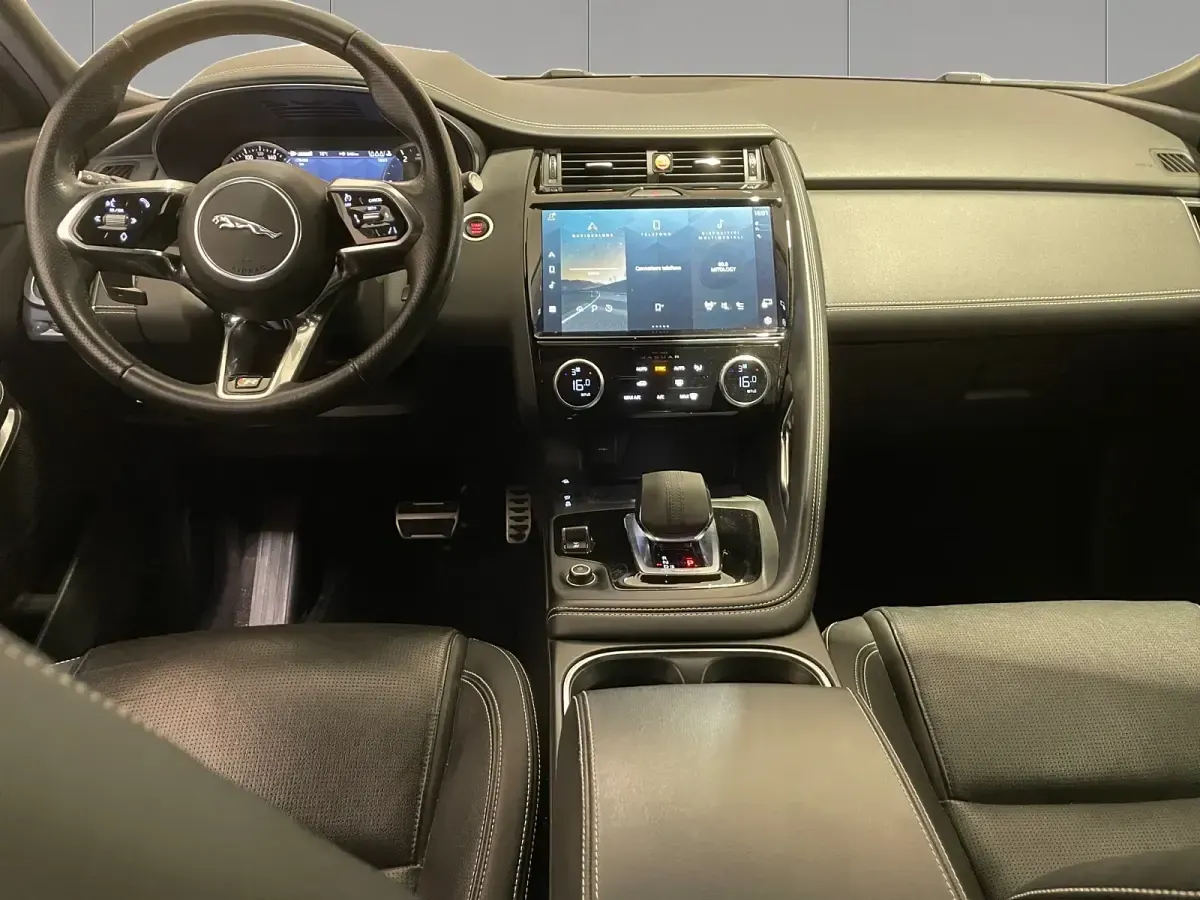 Usata Jaguar E-Pace R-Dynamic 204 CV (150 kW) 2022 Fuji white SUV