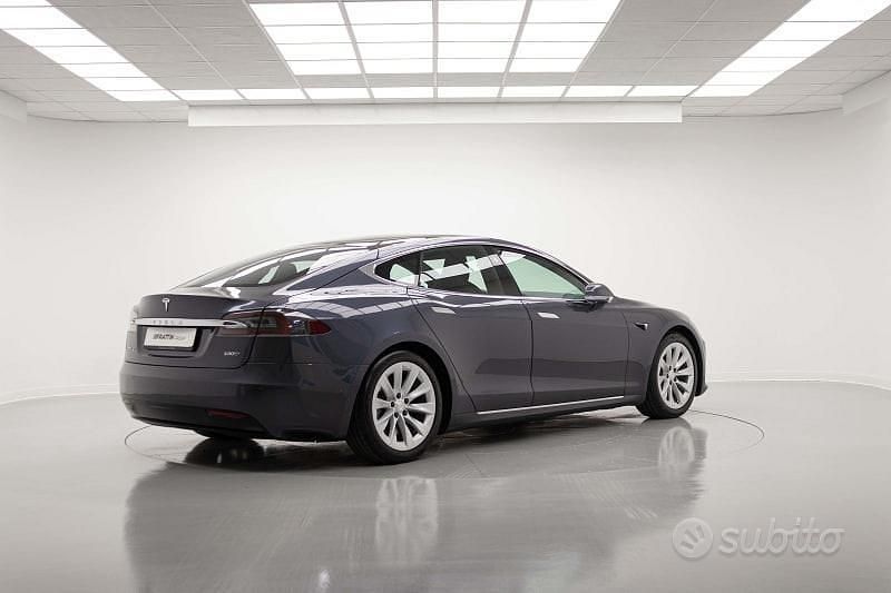 Usata Tesla Model S 503 kW (685 CV) 2018 Argento Utilitaria