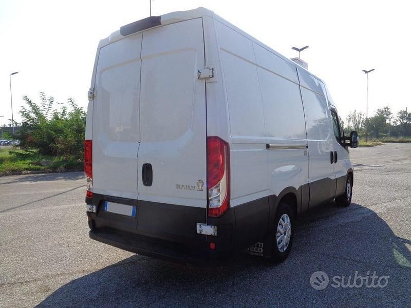 Usata Iveco Daily 126 CV (92 kW) 2016 Bianco Furgone