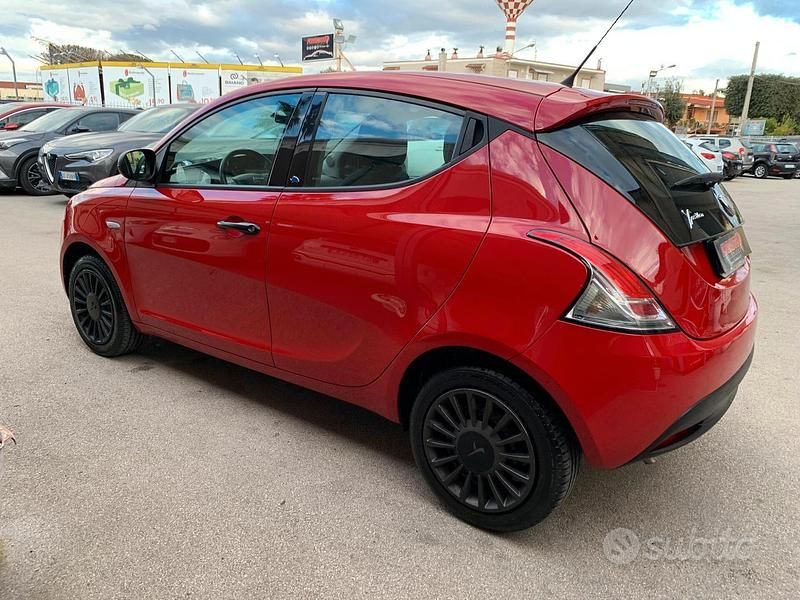 Usata Lancia Ypsilon 69 CV (50 kW) 2018 Rosso Utilitaria