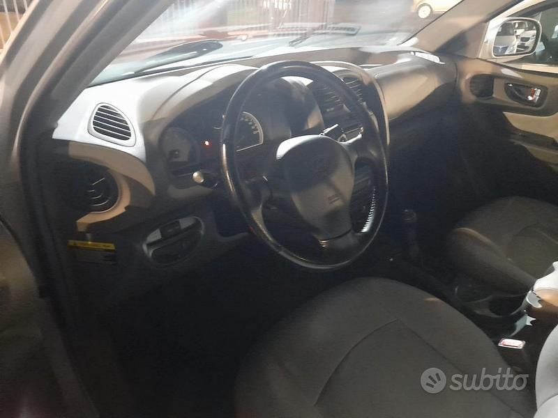 Usata Hyundai Santa Fe Dynamiq 125 CV (91 kW) 2005 Grigio SUV