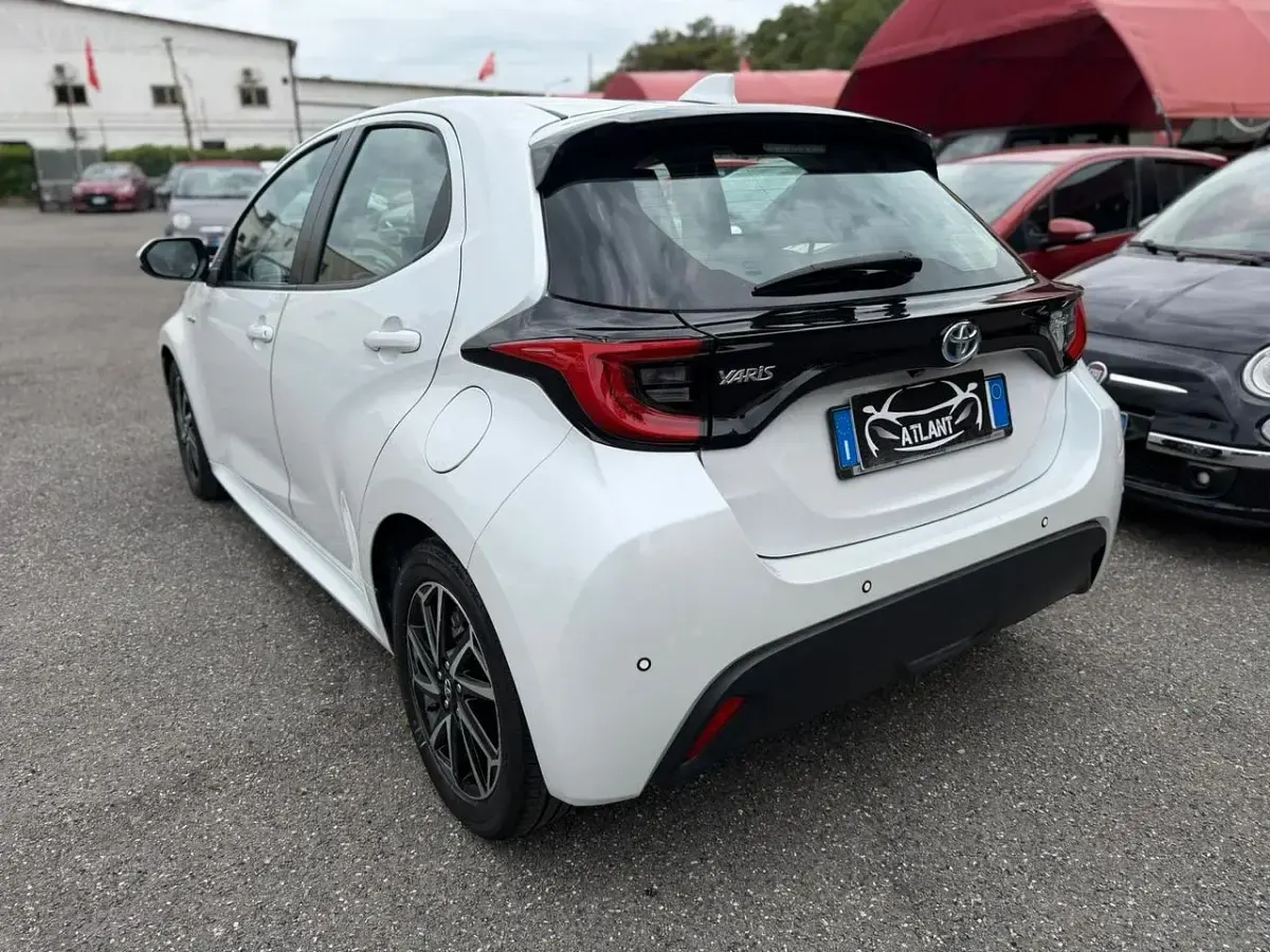Usata Toyota Yaris Hybrid Lounge 92 CV (67 kW) 2021 Bianco Utilitaria