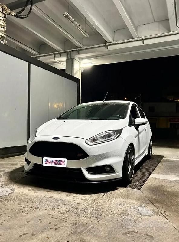 Usata Ford Fiesta ST 182 CV (133 kW) 2015 Bianco Utilitaria