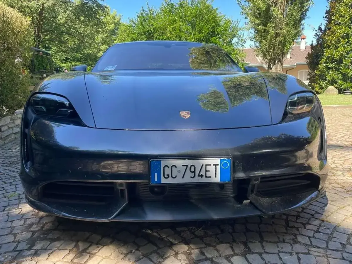 Usata Porsche Taycan 141 kW (193 CV) 2021 Grigio vulcano Berlina