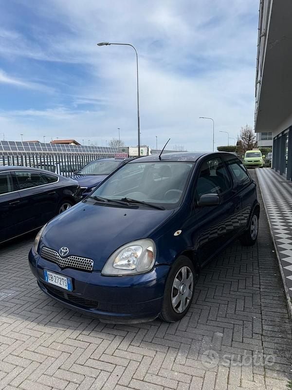 Usata Toyota Yaris Sol 68 CV (50 kW) 2002 Blu Berlina