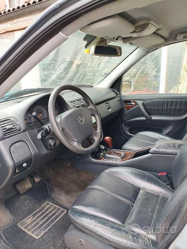 Usata Mercedes ML400 250 CV (183 kW) 2002 Grigio SUV