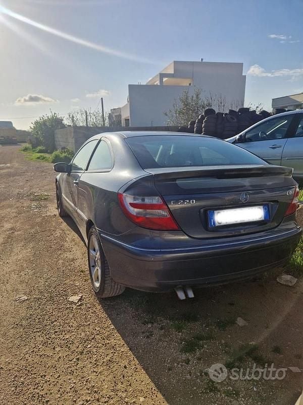 Usata Mercedes C220 Elegance 150 CV (110 kW) 2006 Grigio Coupé