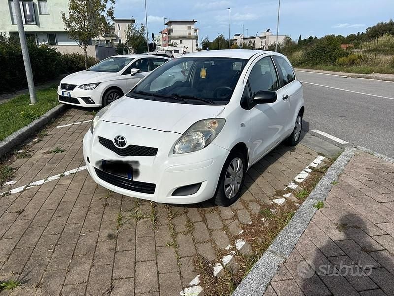 Usata Toyota Yaris 90 CV (66 kW) 2009 Bianco Utilitaria