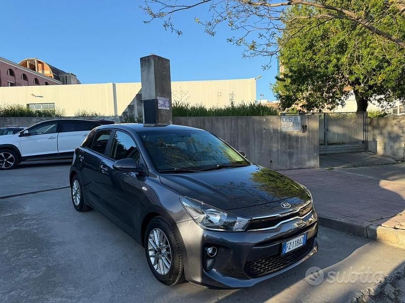 Usata Kia Rio 84 CV (61 kW) 2020 Grigio Berlina