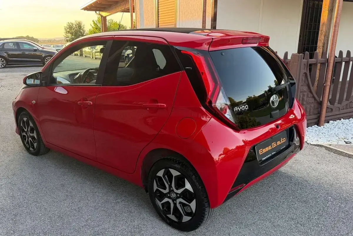 Usata Toyota Aygo X-play 72 CV (52 kW) 2021 Rosso Utilitaria