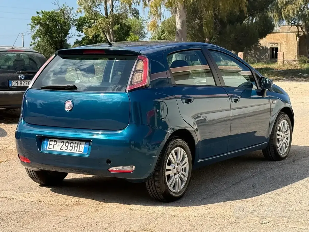 Usado Fiat Punto Lounge 75 CV (55 kW) 2013 Verde Utilitario