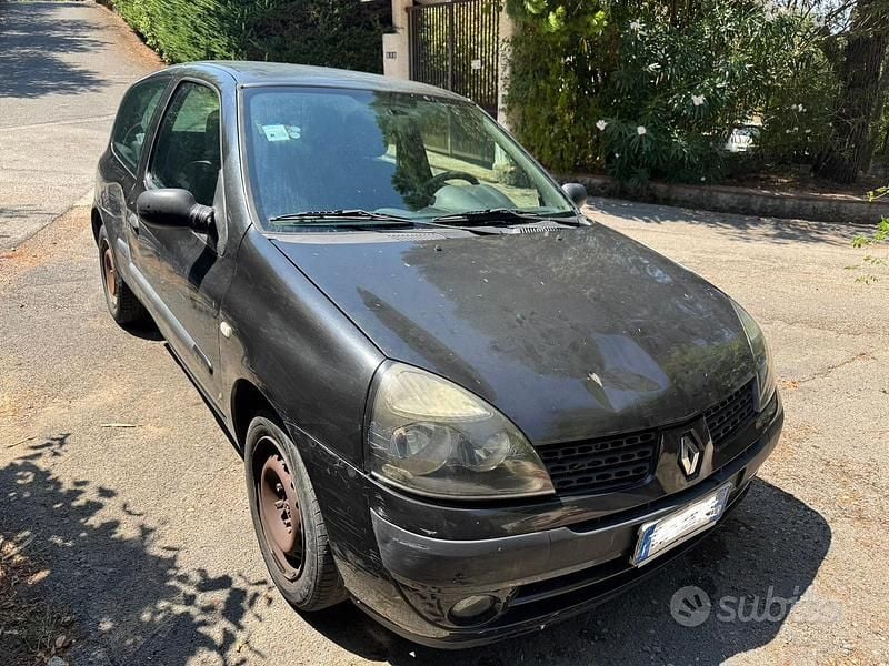 Nero Usata 2004 Renault Clio II Due volumi | 490 € (Super prezzo) - Immagine 1/4