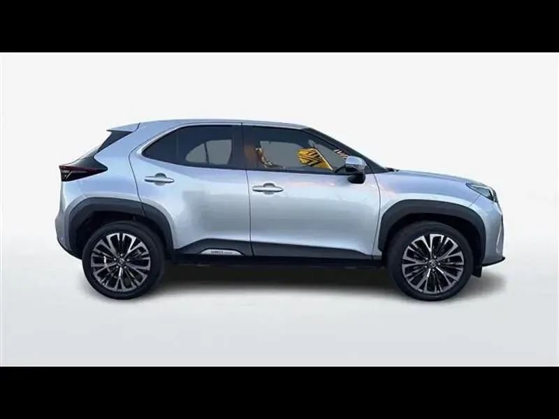Usata Toyota Yaris Hybrid Lounge 116 CV (85 kW) 2022 Grigio chiaro SUV