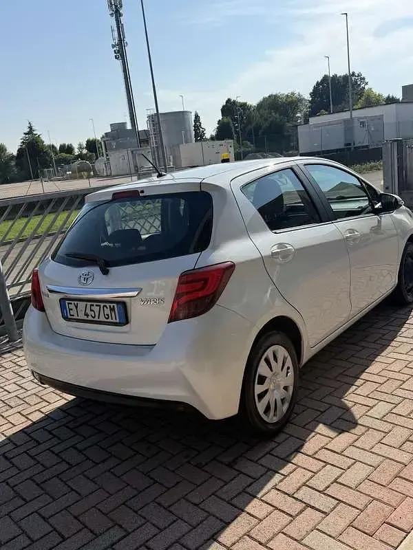 Usata Toyota Yaris Style 90 CV (66 kW) 2014 Bianco Utilitaria