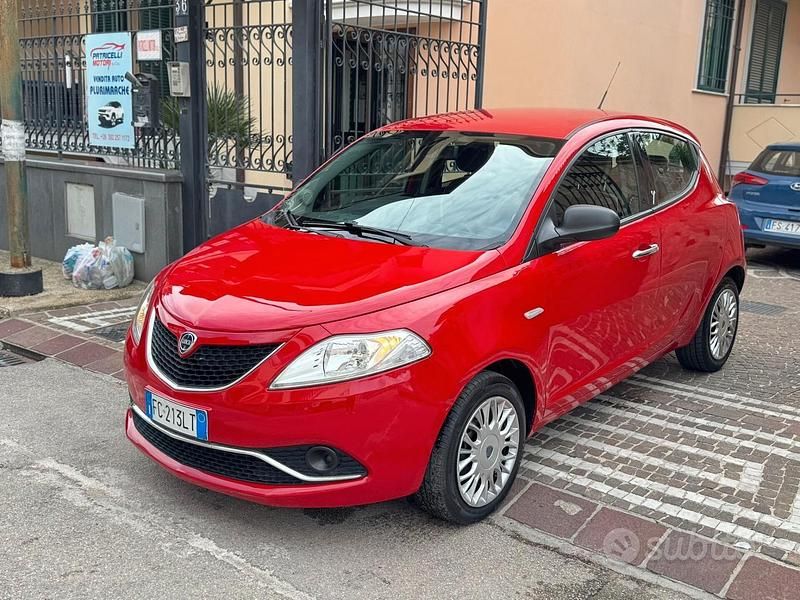 Usata Lancia Ypsilon Platinum 69 CV (50 kW) 2016 Rosso Utilitaria