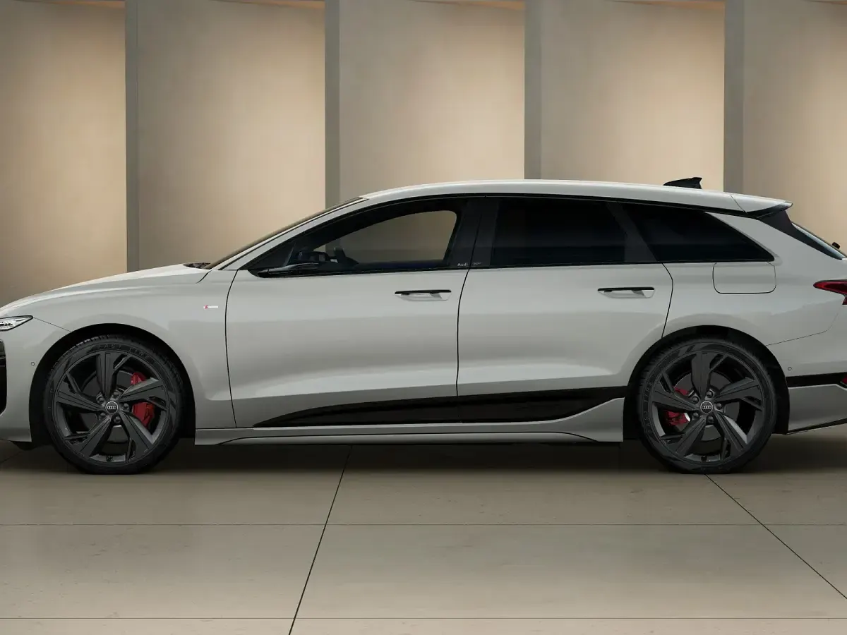 Nuova Audi A6 e-tron S-Line 2026 Beige siam metallizzato Station wagon