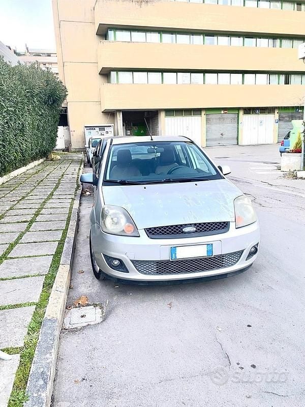 Usata Ford Fiesta 68 CV (50 kW) 2005 Grigio Berlina
