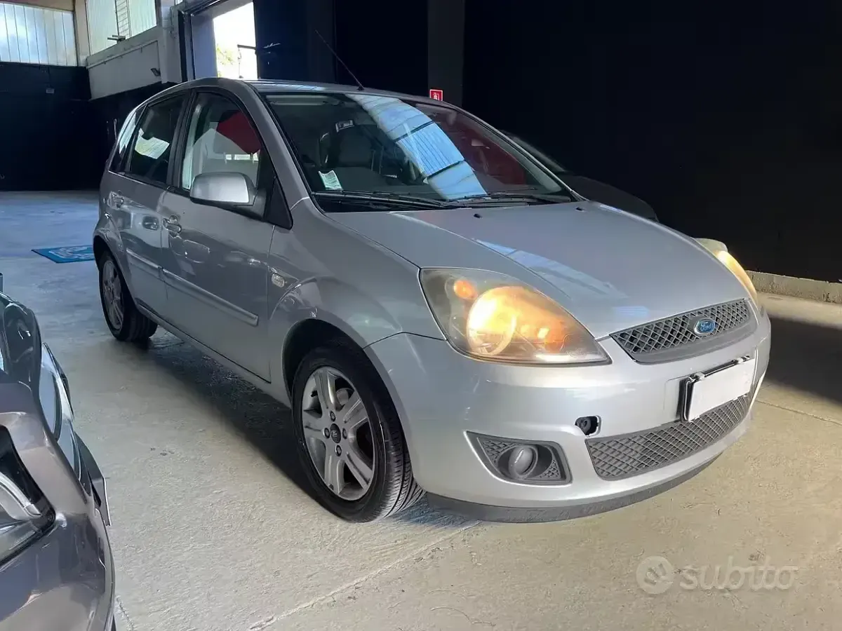 Usata Ford Fiesta Ghia 75 CV (55 kW) 2008 Grigio Utilitaria