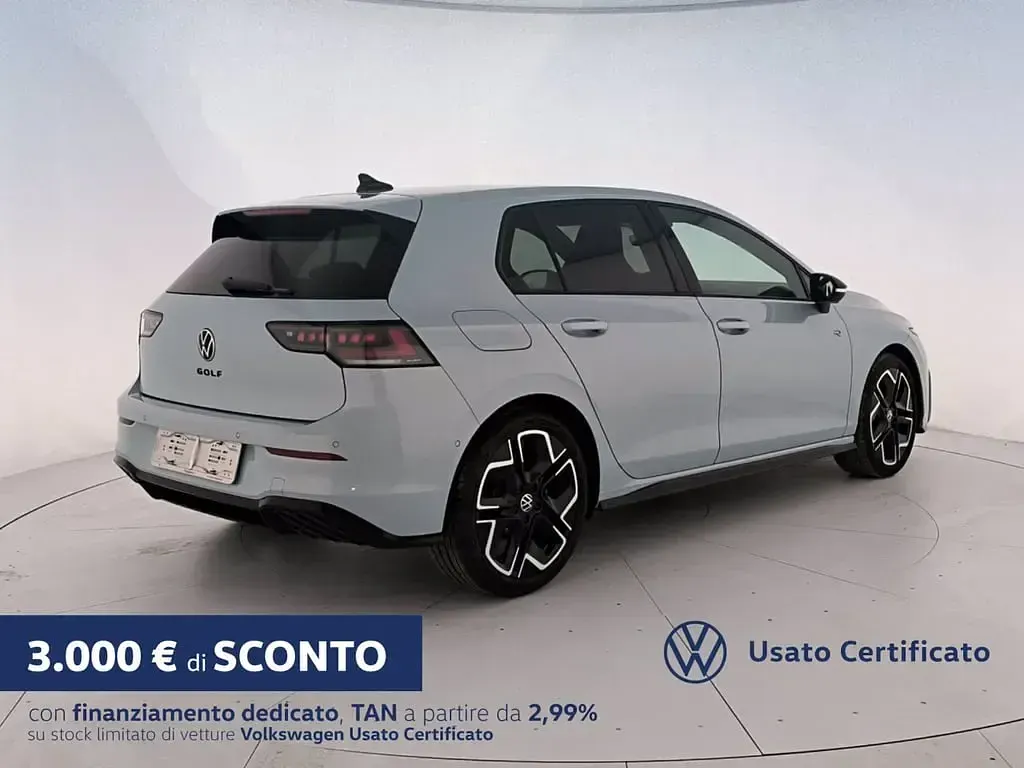 Nuova VW Golf VIII R-line Plus 150 CV (110 kW) 2026 Crystal ice blue metallizzato Berlina