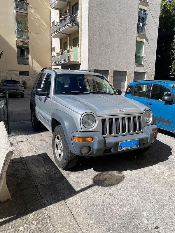 Grigio Usata 2006 Jeep Cherokee SUV | 5000 € (Buon prezzo) - Immagine 1/3