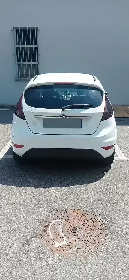 Usata Ford Fiesta 82 CV (60 kW) 2010 Bianco Berlina