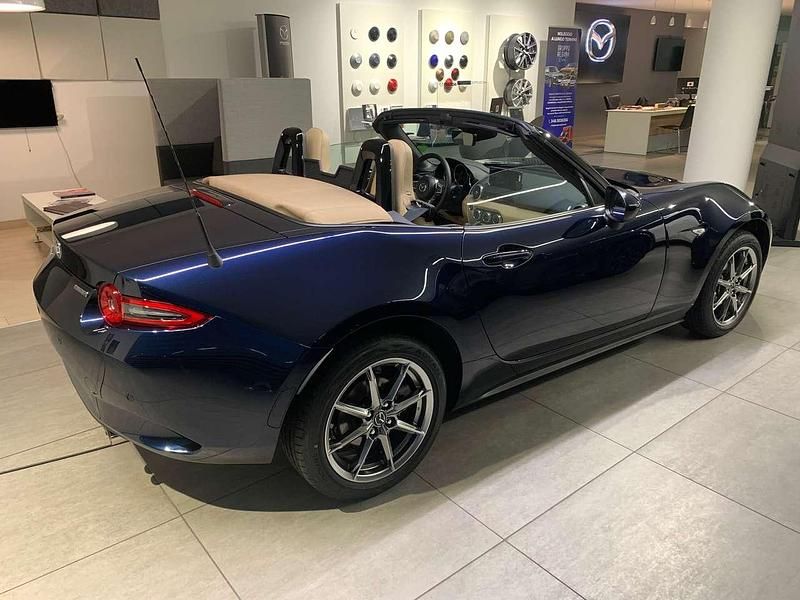 Usata Mazda MX5 Exclusive-Line 132 CV (97 kW) 2024 Soul red crystal Cabrio