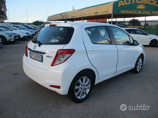 Usata Toyota Yaris 69 CV (50 kW) 2013 Bianco Berlina