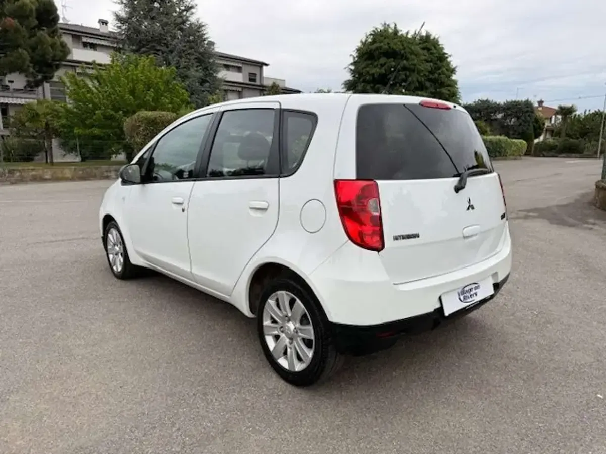 Usata Mitsubishi Colt Invite 95 CV (69 kW) 2010 Bianco Utilitaria
