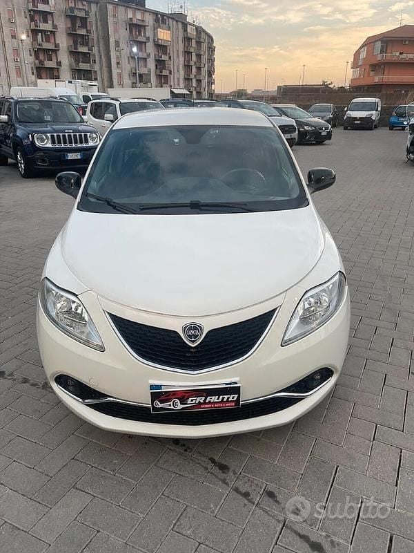 Usata Lancia Ypsilon Platinum 69 CV (50 kW) 2015 Bianco Utilitaria