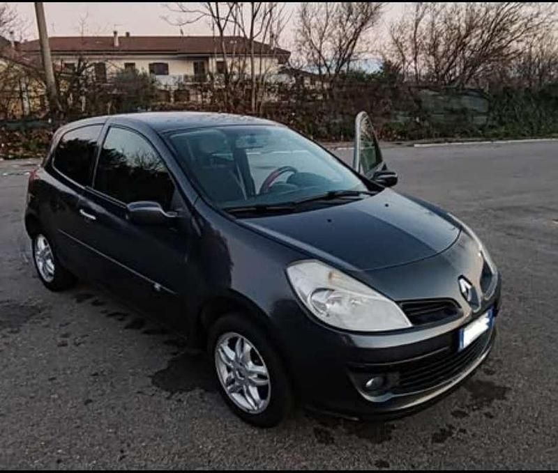 Usata Renault Clio II LE 75 CV (55 kW) 2007 Berlina
