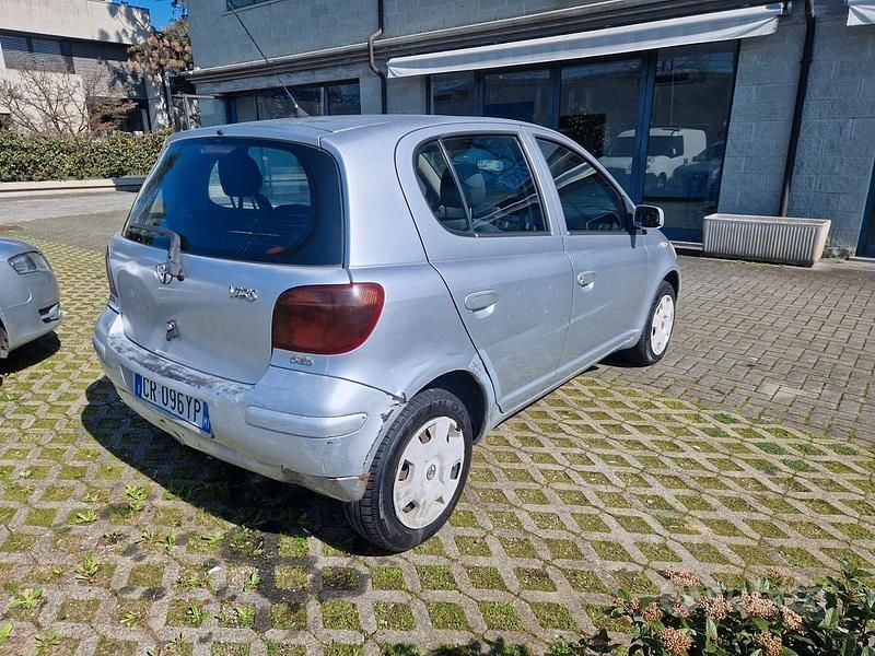 Usata Toyota Yaris Sol 74 CV (54 kW) 2005 Grigio Berlina