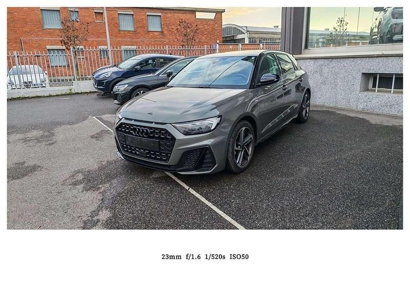 Grigio cronos / tetto nero Usata 2025 Audi A1 Sportback S-Line Utilitaria | 24.200 € (Ottimo prezzo) - Immagine 1/4