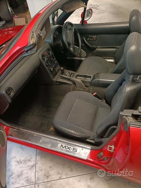Usata Mazda MX5 131 CV (96 kW) 1995 Rosso Cabrio