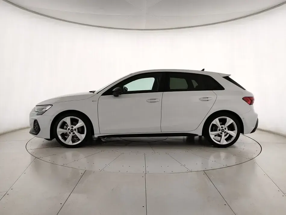 Usata Audi A3 S-Line 150 CV (110 kW) 2025 Bianco ghiaccio metallizzato Berlina