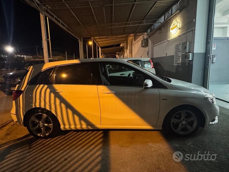 Usata Mercedes B180 Premium 109 CV (80 kW) 2013 Bianco Utilitaria