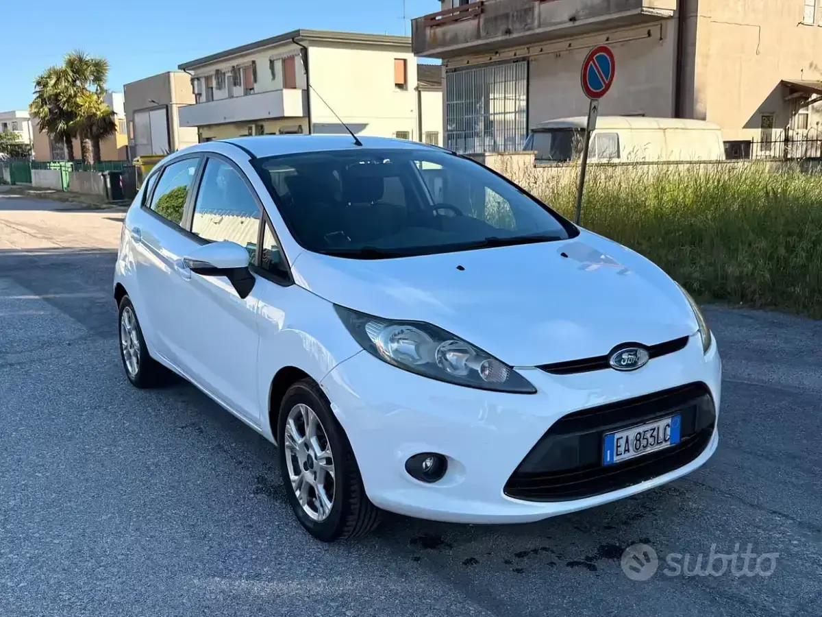 Second-hand Ford Fiesta Titanium 92 CP (67 kW) 2010 Alb Berlinǎ