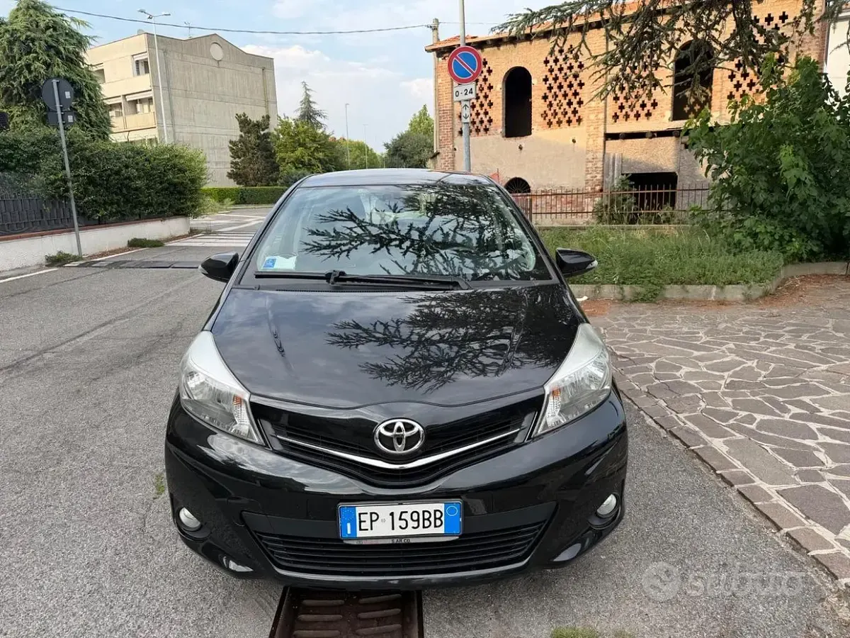 Usata Toyota Yaris Active 99 CV (72 kW) 2012 Nero Utilitaria