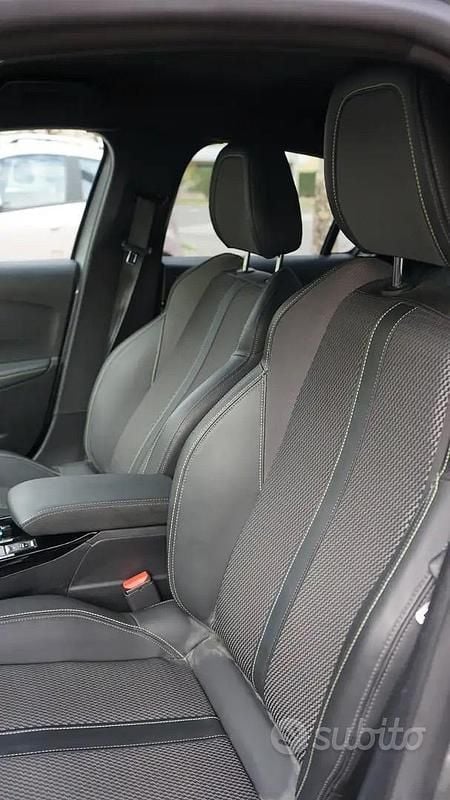 Usata Peugeot 208 GT 101 CV (74 kW) 2024 Grigio Utilitaria