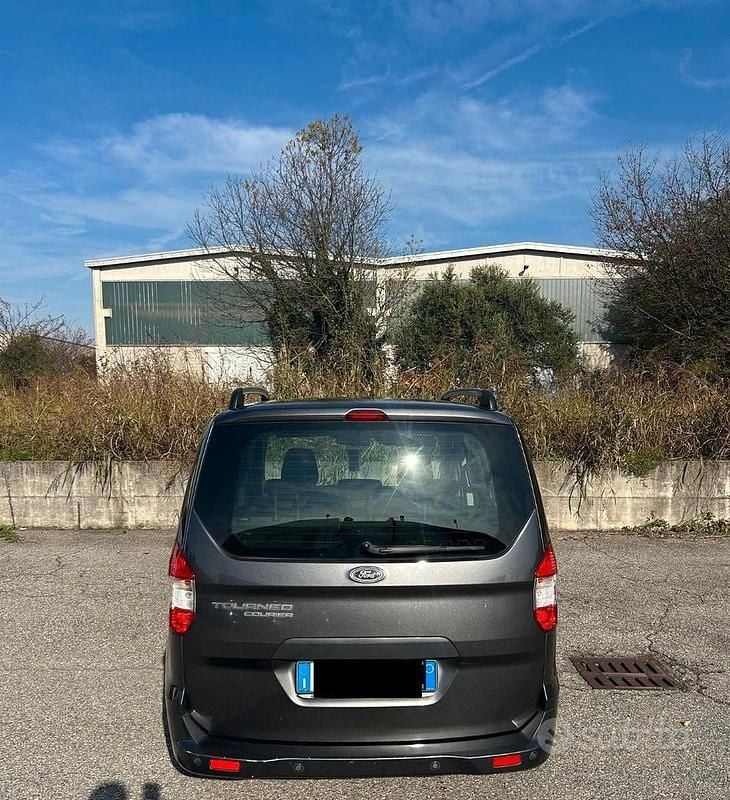 Usata Ford Tourneo Courier 100 CV (73 kW) 2019 Grigio Monovolume
