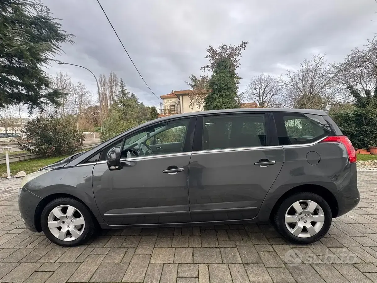Gebraucht Peugeot 5008 Business-Line 150 PS (110 kW) 2011 Grau Van / Kleinbus