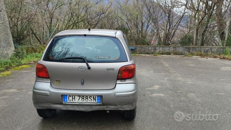 Usata Toyota Yaris 68 CV (50 kW) 2003 Grigio Utilitaria