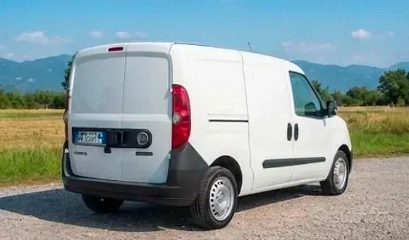 Usata Fiat Doblò S 105 CV (77 kW) 2022 Bianco Monovolume