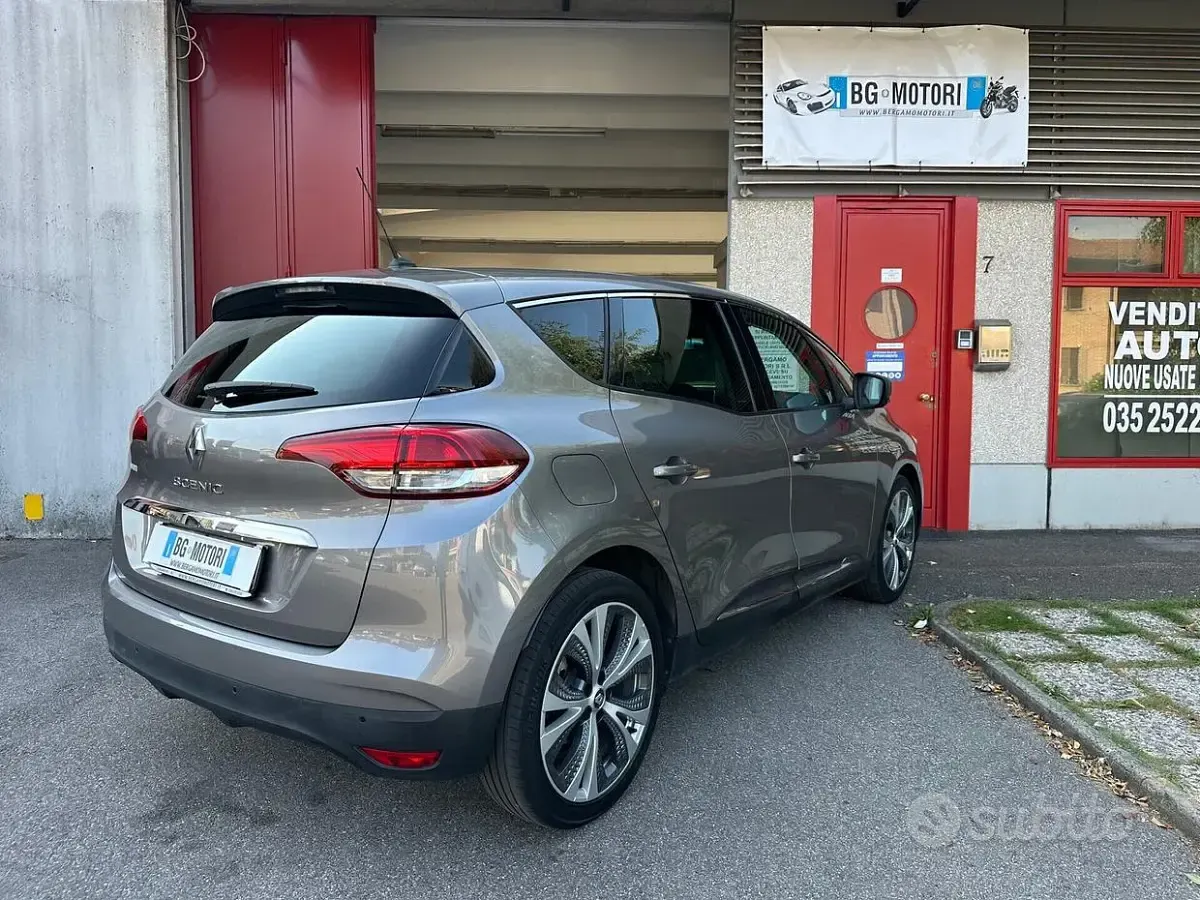 Usata Renault Scénic Zen 110 CV (80 kW) 2017 Grigio Monovolume