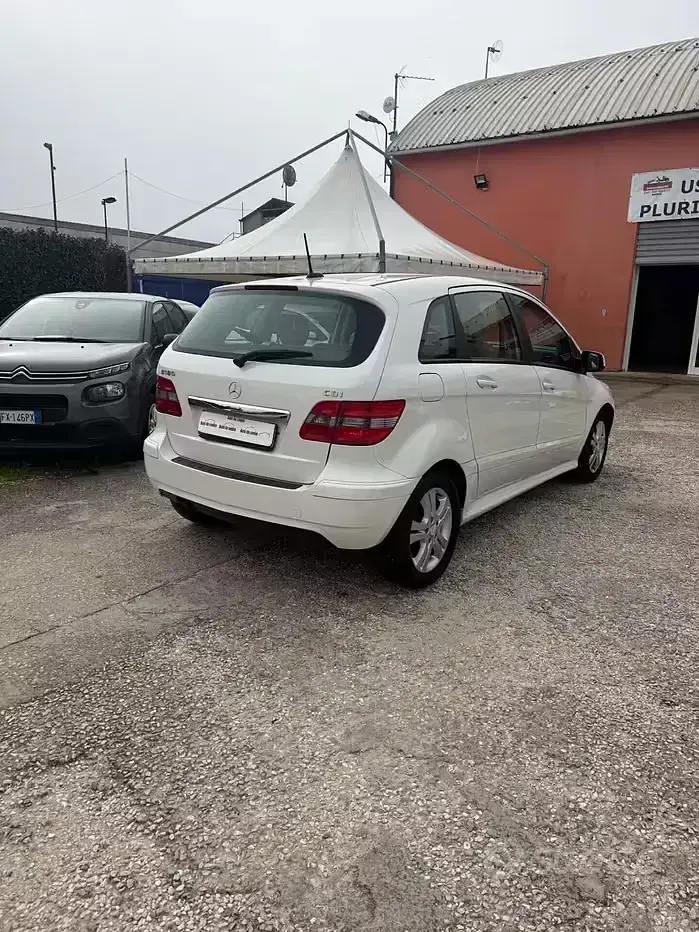 Usata Mercedes A180 Premium 109 CV (80 kW) 2011 Bianco Utilitaria