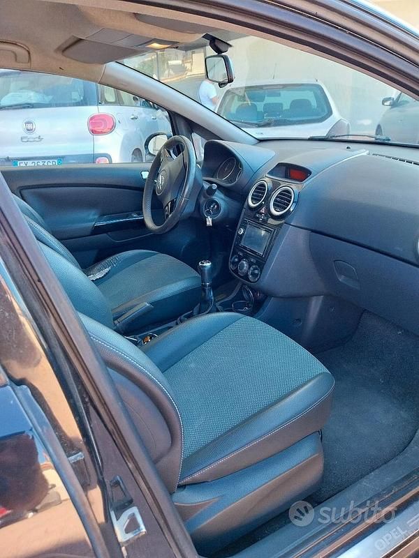 Usata Opel Corsa 90 CV (66 kW) 2009 Nero Berlina