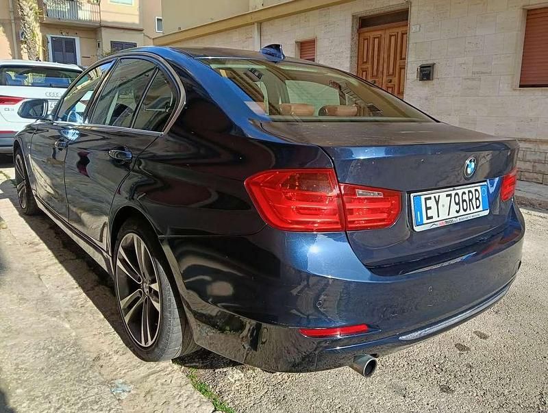 Usata BMW 318 Luxury Line 143 CV (105 kW) 2015 Blu/azzurro Berlina