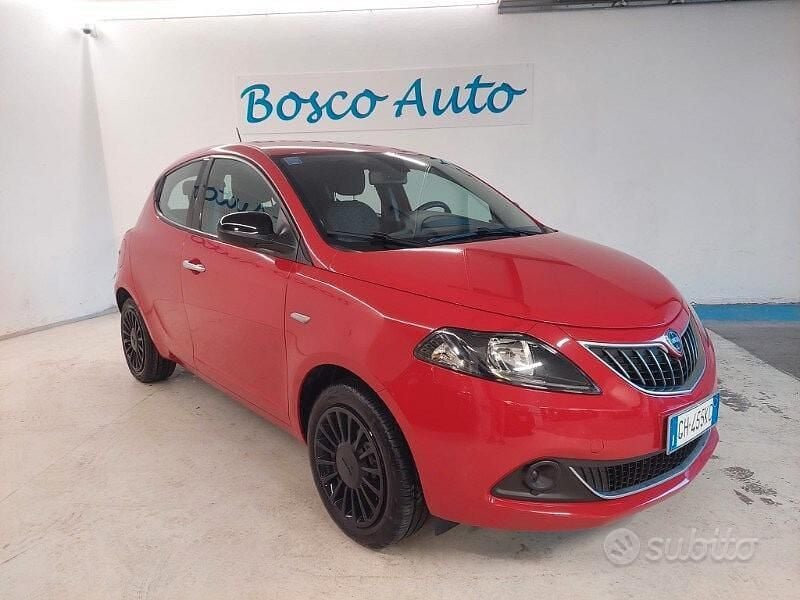 Usata Lancia Ypsilon Silver 69 CV (50 kW) 2022 Rosso Utilitaria