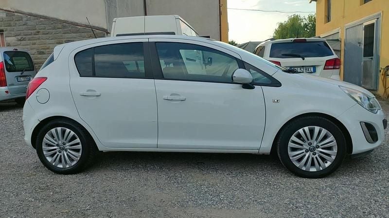 Usata Opel Corsa Cosmo 95 CV (69 kW) 2011 Bianco Utilitaria