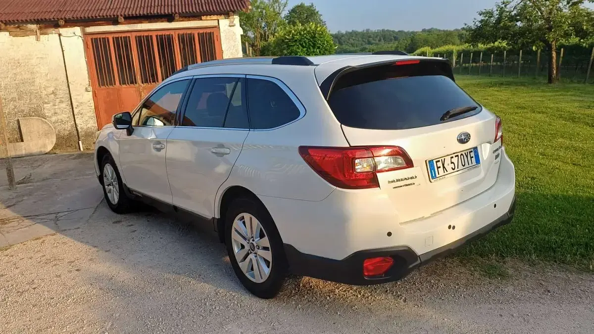 Usata Subaru Outback Style 150 CV (110 kW) 2017 Bianco Station wagon